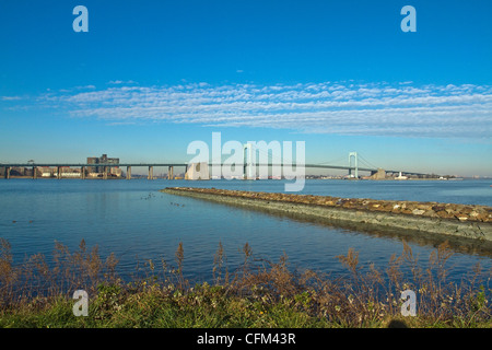 USA, New York, New York City, pont suspendu sur Long Island Banque D'Images