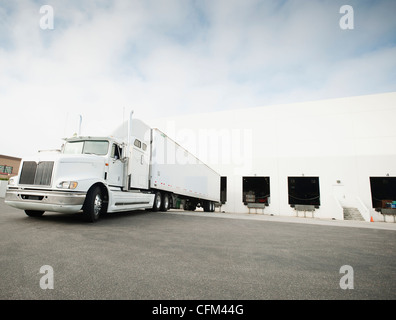 États-unis, Californie, Santa Ana,chargement camion dans l'entrepôt Banque D'Images