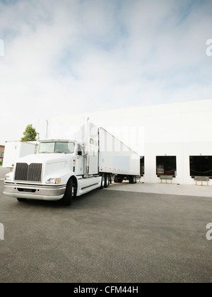 États-unis, Californie, Santa Ana,chargement camion dans l'entrepôt Banque D'Images