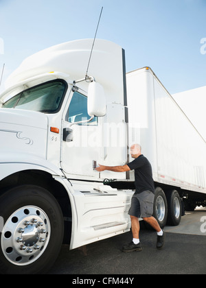 États-unis, Californie, Santa Ana, conducteur de camion entrant Banque D'Images
