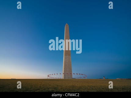 Washington D.C. Le Washington Monument au coucher du soleil, avec un ciel coloré crépuscule Banque D'Images