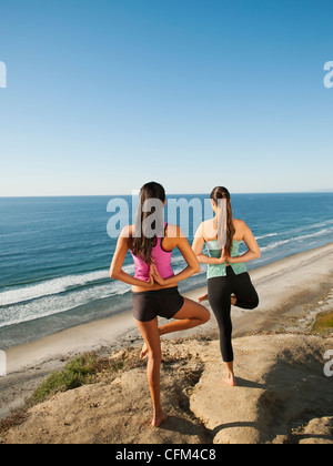 États-unis, Californie, San Diego, deux femmes practicing yoga on beach Banque D'Images