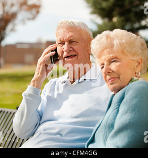 USA, Utah, Salt Lake City, Senior woman with man using phone in park Banque D'Images