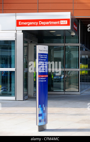 Urgences hôpital UN&e ministère signe avec le général lisibles au poste de signalisation du Royal London Hospital Whitechapel Tower Hamlets East London UK Banque D'Images