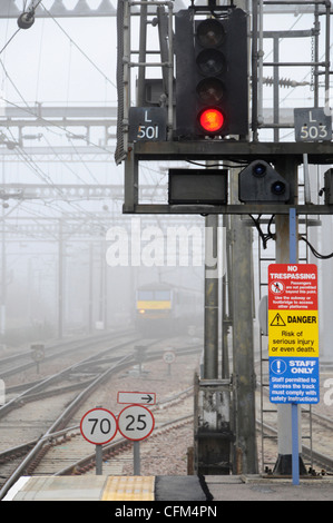 Matin brumeux à la gare de Shenfield avec Londres en direction express train approchant Banque D'Images