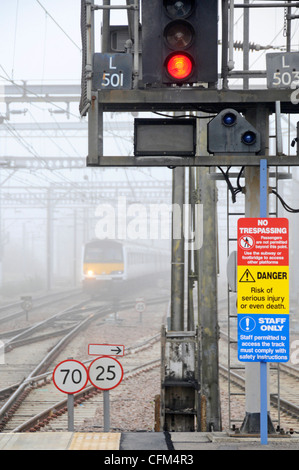 Matin brumeux à Shenfield avec Londres en direction de la gare des trains de banlieue proche Banque D'Images