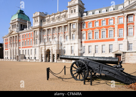 Admiralty extension un bâtiment en pierre blanche de brique rouge en face du terrain de parade des gardes à cheval en gravier avec l'ancien canon Westminster Londres Angleterre Banque D'Images