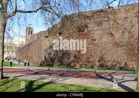 Mur en béton la Citadelle d'Admiralty un bâtiment du gouvernement de la deuxième Guerre mondiale construit comme un centre d'opérations à l'épreuve des bombes et maintenant utilisé par le MOD Londres UK Banque D'Images