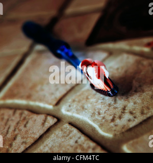 Brosse à dents avec du dentifrice et du sang Banque D'Images