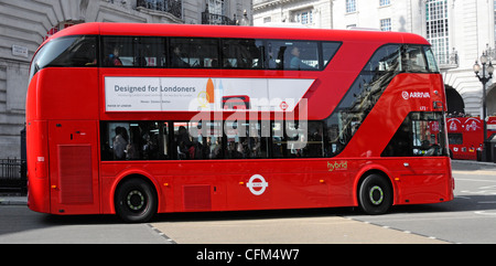 Vue latérale bus londonien à impériale appelé New Routemaster ou Boris bus à Piccadilly Circus West End London, Angleterre, Royaume-Uni Banque D'Images