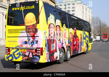 La promotion de la publicité le voyage d'aventure pour les enfants des écoles sur le côté et à l'arrière de l'entraîneur exploité par Taw & Torridge Banque D'Images