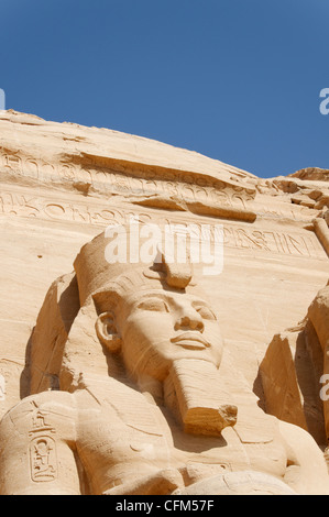 Abu Simbel. L'Égypte. Vue rapprochée de l'un des quatre colosses assis sur la façade du 13ème siècle avant J.-C. Grand Temple de Ramsès Banque D'Images