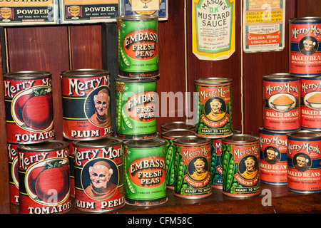 Conserves et produits d'une époque révolue, style ancien grand magasin d'alimentation et store à partir de début des années 30. Banque D'Images