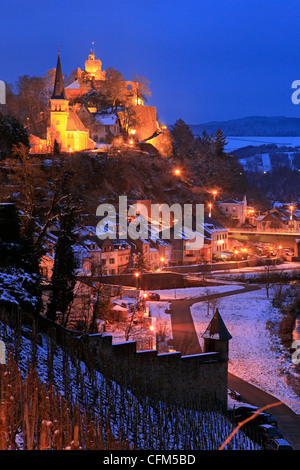 De ville avec château en hiver, Saarburg, la vallée de la Sarre, Rhénanie-Palatinat, Allemagne, Europe Banque D'Images