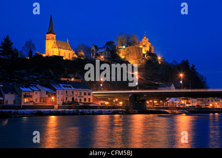 De ville avec château en hiver, Saarburg, la vallée de la Sarre, Rhénanie-Palatinat, Allemagne, Europe Banque D'Images
