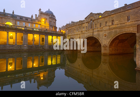 Pulteney Bridge dans la lumière du soir éclairé par l'éclairage artificiel reflète dans une calme Rivière Avon Baignoire Banque D'Images