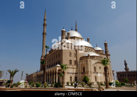 Le Caire. L'Égypte. Vue de deux hauts minarets et plusieurs demi-coupoles entourant le dôme central de la style Ottoman Mohammed Banque D'Images