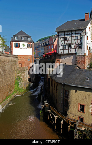 Cascade sur la rivière Leuk dans la vieille ville de Saarburg, la vallée de la Sarre, Rhénanie-Palatinat, Allemagne, Europe Banque D'Images