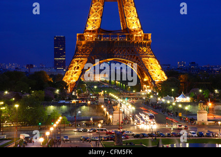 Tour Eiffel la nuit, Paris, France, Europe Banque D'Images
