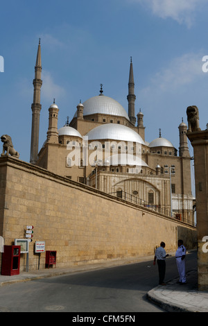 Le Caire. L'Égypte. Vue de deux hauts minarets et plusieurs demi-coupoles entourant le dôme central de la style Ottoman Mohammed Banque D'Images