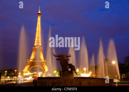 La Tour Eiffel et Trocadero la nuit, Paris, France, Europe Banque D'Images