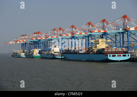 Les navires au terminal à conteneurs, Bremen, Bremen, Germany, Europe Banque D'Images