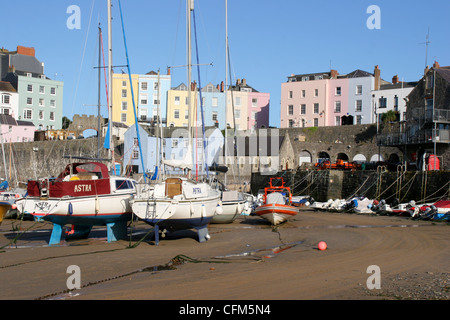 Vue sur le port de Tenby, Pembrokeshire Wales lumière du soir Banque D'Images