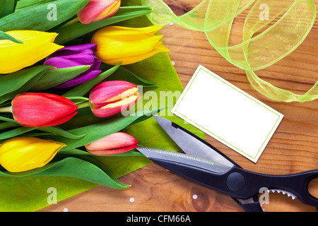 Bouquet de fleurs sur une table dans une boutique de fleuriste, carte vierge avec l'exemplaire de l'espace pour ajouter votre propre message. Banque D'Images