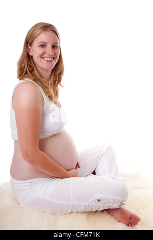 Studio Portrait de femme enceinte sur fond blanc Banque D'Images