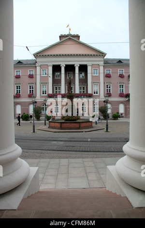 L'Hôtel de ville sur la place du marché, Karlsruhe, Germany, Europe Banque D'Images