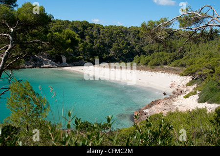 Regardant vers le bas sur la plage isolée de Trebaluger sur l'île de Minorque espagne Banque D'Images