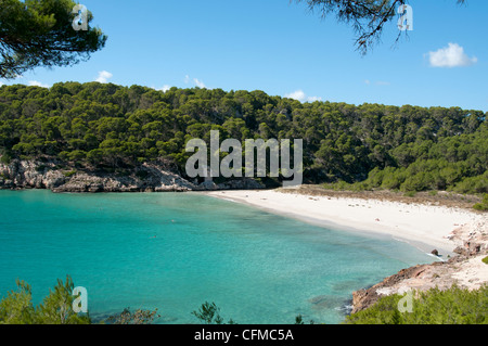 Vue sur la belle plage isolée de Cala Trebaluger sur l'île de Minorque Espagne Banque D'Images