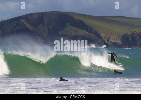 Les surfeurs, Harlyn Bay, Cornwall, Angleterre, Royaume-Uni, Europe Banque D'Images