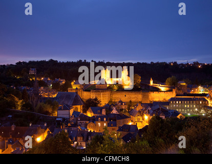 Château et de la vieille ville de nuit, Fougères, Bretagne, France, Europe Banque D'Images