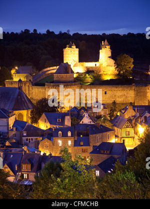 Château et de la vieille ville de nuit, Fougères, Bretagne, France, Europe Banque D'Images