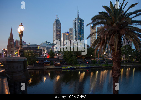 La Cathédrale St Paul, Centre-ville et la rivière Yarra, au crépuscule, Melbourne, Victoria, Australie, Pacifique Banque D'Images