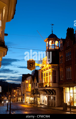 High Street et de Guildford Guildhall au crépuscule, Guildford, Surrey, Angleterre, Royaume-Uni, Europe Banque D'Images