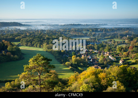 Vue sud de Colley Hill sur un matin d'automne brumeux, Reigate, Surrey Hills, Surrey, Angleterre, Royaume-Uni, Europe Banque D'Images