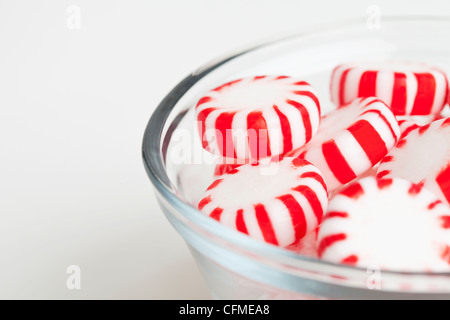 Bonbons rouges et blancs, studio shot Banque D'Images