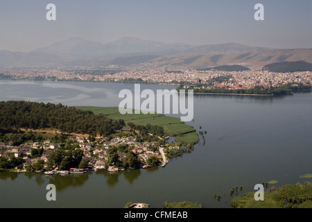 Ioannina, le lac Pamvotis et île, Epiros, Grèce, Europe Banque D'Images