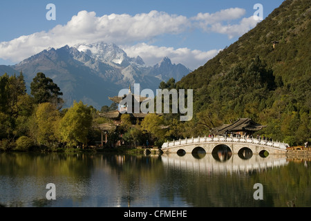 Black Dragon Pool Park et Montagne Enneigée du Dragon de Jade, Lijiang, Yunnan, Chine, Asie Banque D'Images