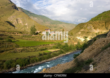 La vallée de la rivière baignée de lumière du soir entre Paro et Thimphu, Bhoutan, Himalaya, Asie Banque D'Images