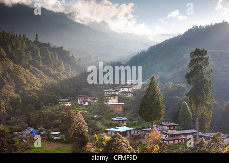 Village de Chendebji situé au milieu des collines boisées entre les villes de Wangdue Phodrang et Trongsa, Bhoutan, Himalaya, Asie Banque D'Images