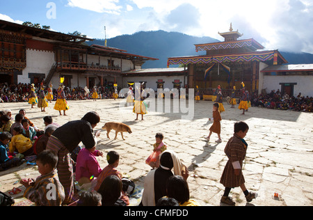 Danse masquée dans la cour principale de l'Gangte Goemba, Gangte, vallée de Phobjikha, Bhoutan, Asie Banque D'Images