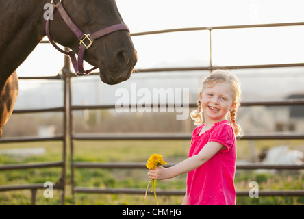 USA, Utah, Léhi, Portrait of Girl (2-3) Comité permanent à cheval Banque D'Images