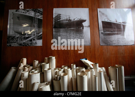 Vieille coque à déplacement dessins s'appuyer contre un mur avec des photos du Titanic ship dans le dessin de Harland & Wolff inutilisés Banque D'Images