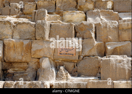 Gizeh. Le Caire. L'Égypte. Voir d'aucun signe d'escalade sur la base de la Grande Pyramide de Khufu (CHEOPS) de Gizeh qui est la plus ancienne et Banque D'Images