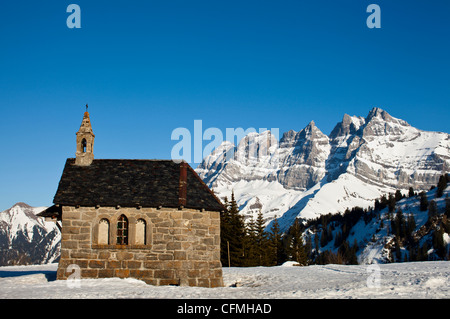 La petite chapelle de Les Crosets en face des Dents du Midi. La Suisse. Banque D'Images