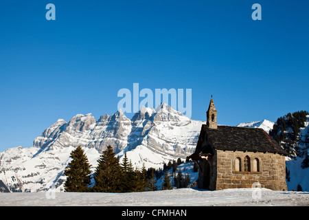 La petite chapelle de Les Crosets en face des Dents du Midi. La Suisse. Banque D'Images