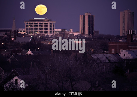 États-unis, Illinois, Chicago skyline avec pleine lune Banque D'Images